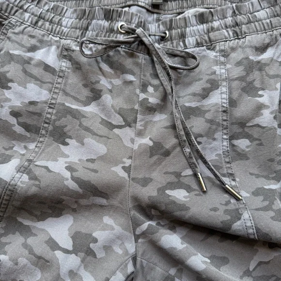 Banana Republic Gray Camouflage Cargo Joggers - Size Small - Picture 6 of 13